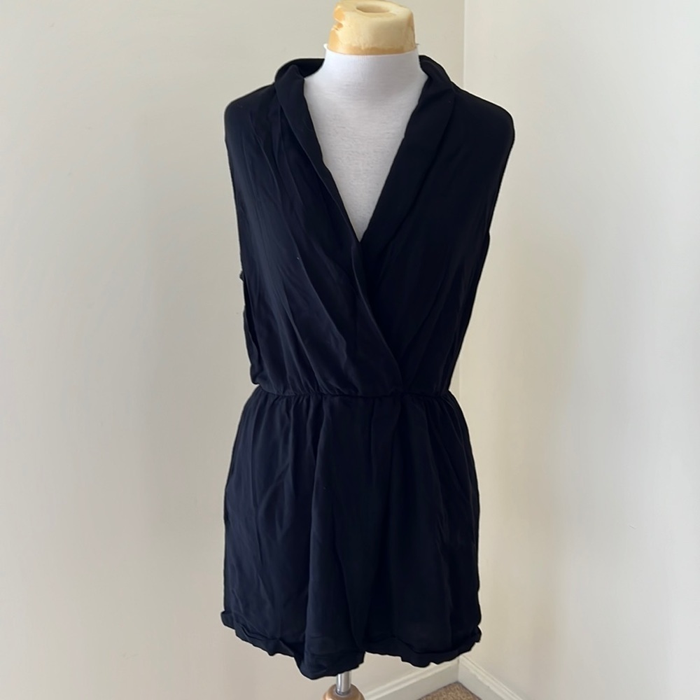 Alice & Olivia SZ 8, black crossover neck, romper.
